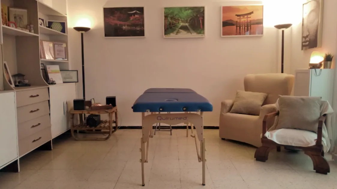 Sala de sesiones de Isla Reiki con camilla y sillones